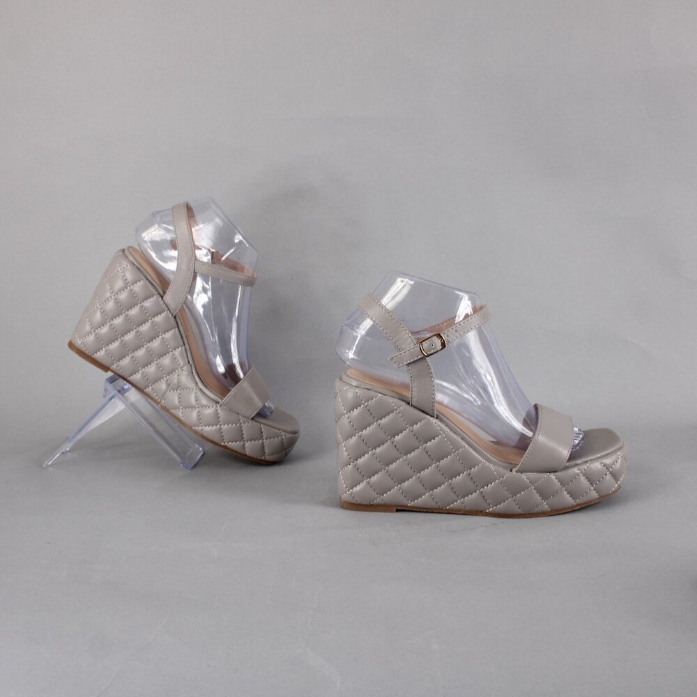 Olivia Miller Wedge Sz 8 Gray Quilted Open Toe Ankle Strap Man Made 4" Wedge - Picture 11 of 16